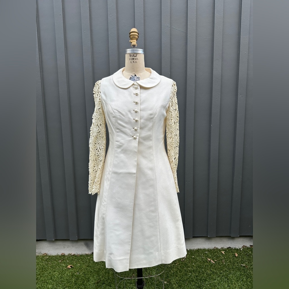 Vintage 1960s Saks Fifth Avenue Cream Daisy Long Sleeve Bridal Coat - Picture 2 of 15